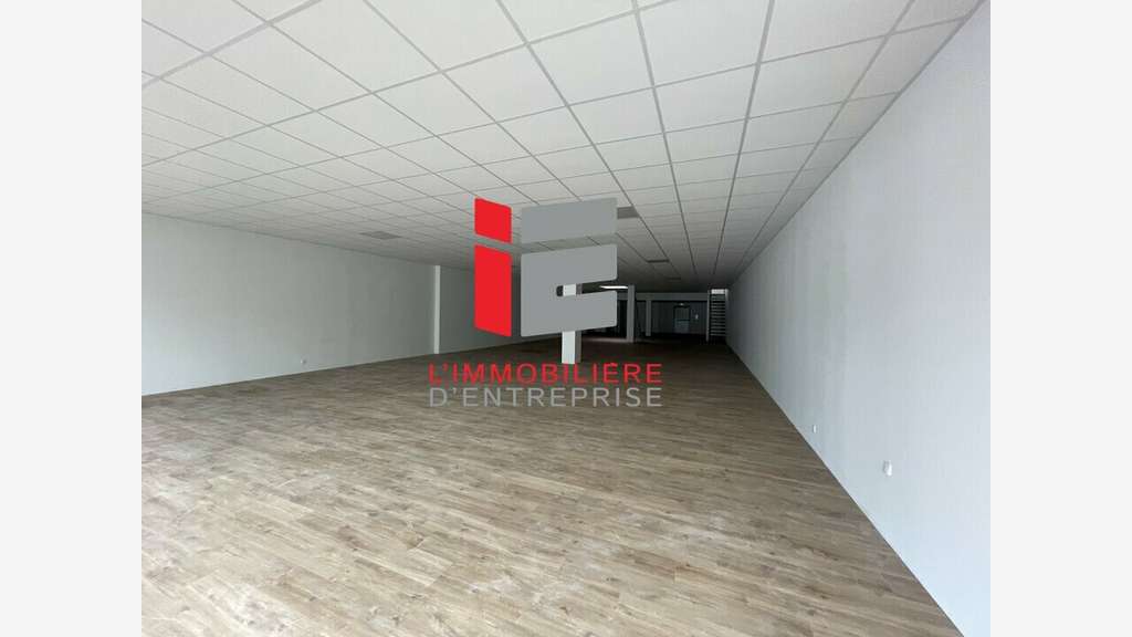 A louer local commercial de 495m² en zc à Lorient