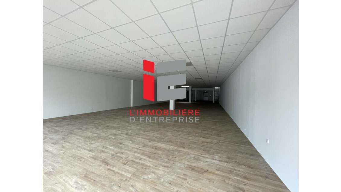 A louer local commercial de 495m² en zc à Lorient