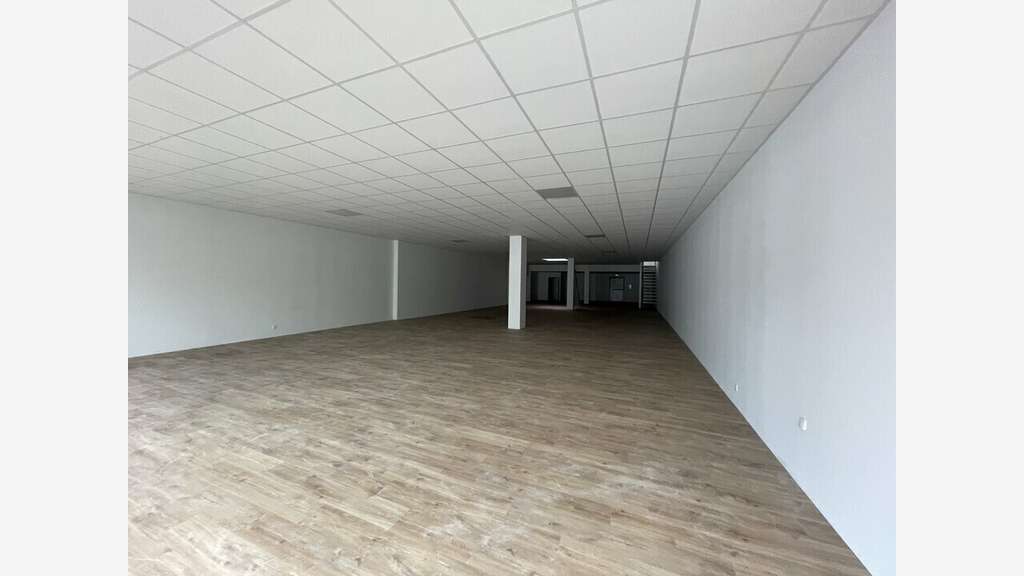 A louer local commercial de 495m² en zc à Lorient