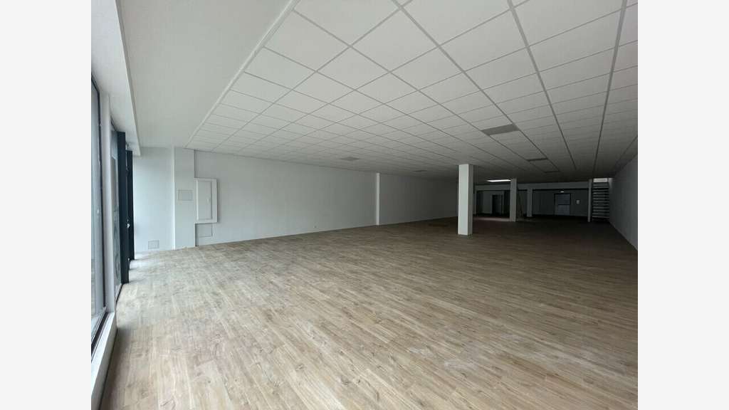 A louer local commercial de 495m² en zc à Lorient