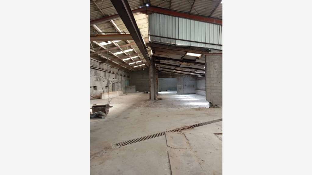 A vendre local industriel 1100m² à Saint-Salvy