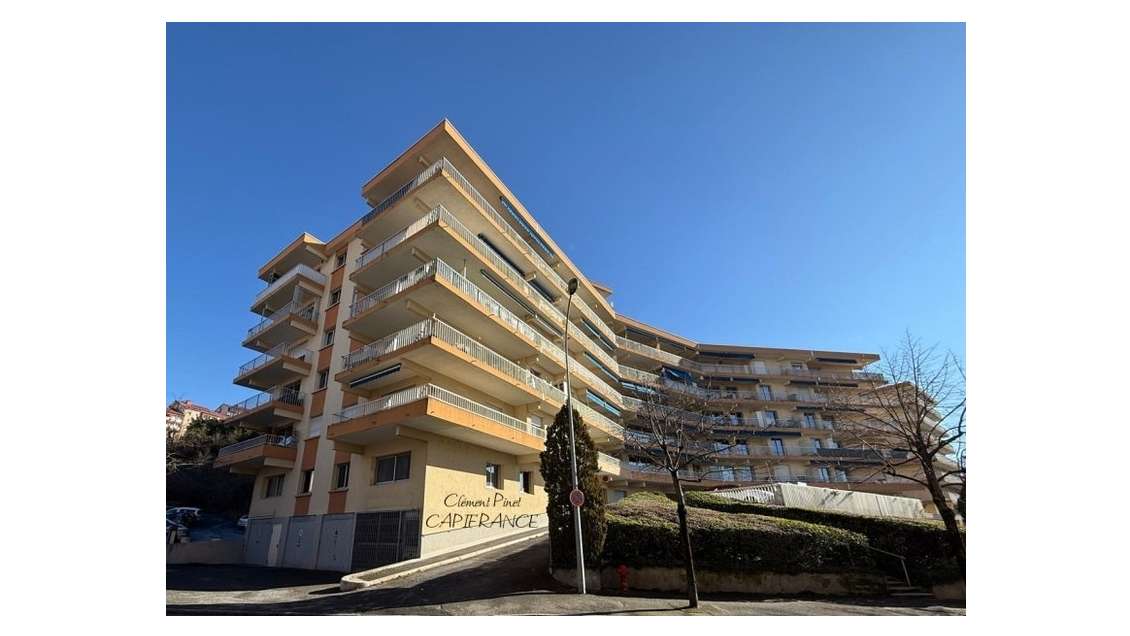 AV local pro 75m² emplacement idéal à Gap 