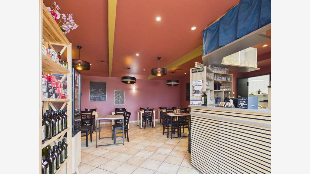 Local commercial rénové avec gîte à Plougasnou
