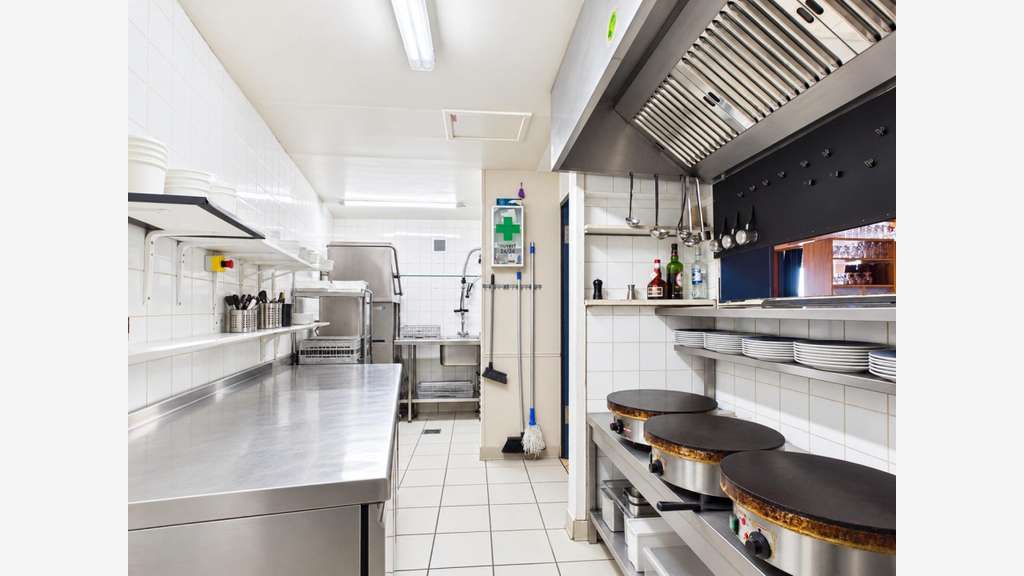Local commercial rénové avec gîte à Plougasnou