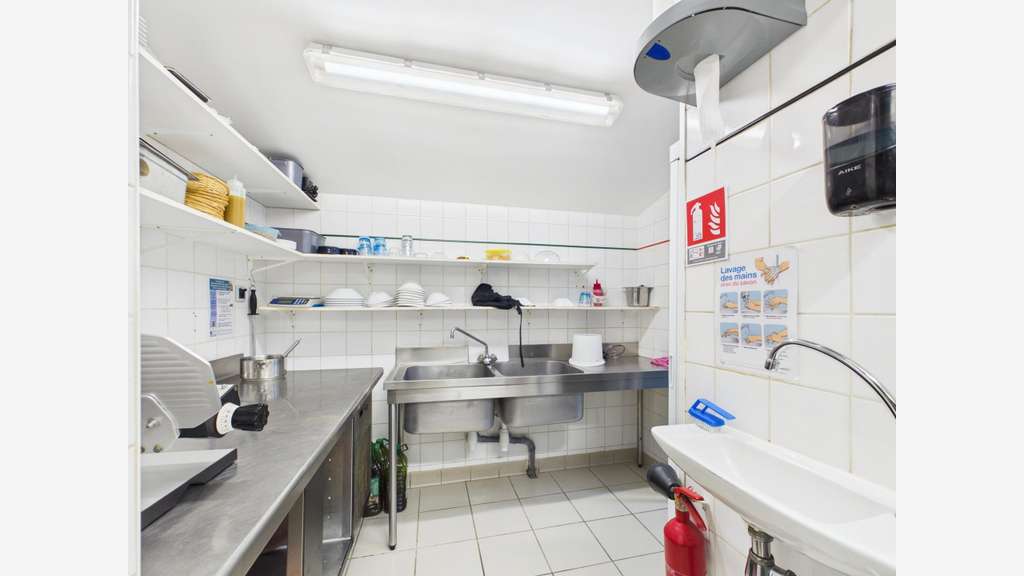 Local commercial rénové avec gîte à Plougasnou