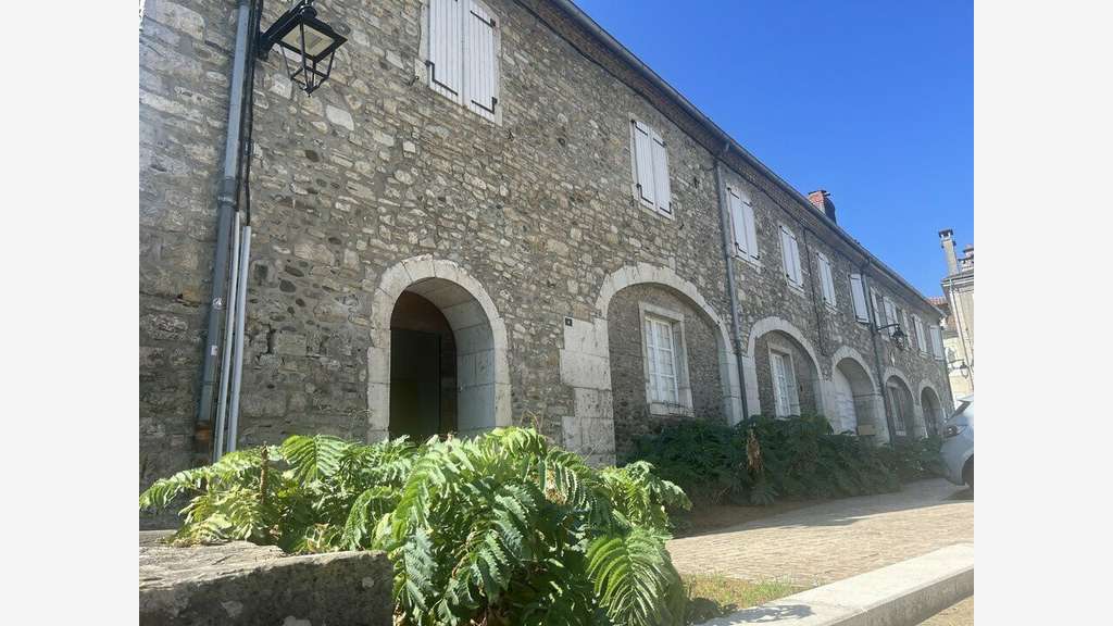 Ancienne halle à vendre à Sauveterre-de-Béarn