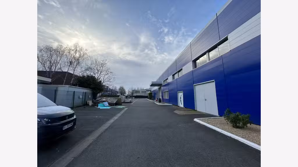 AV locaux d'activités partiellement loués Achères
