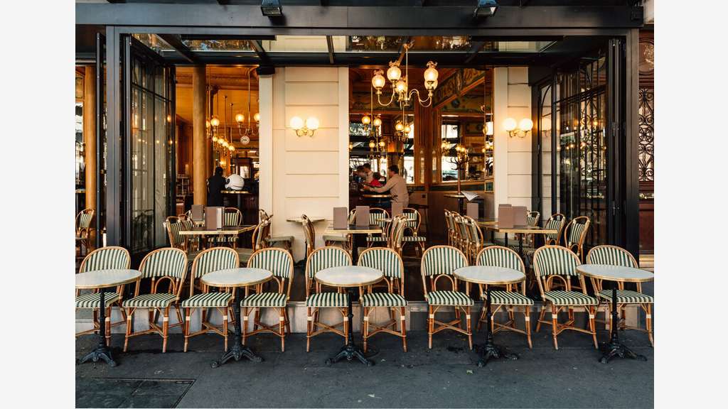 AV local sur place piétonne avec terrasse Nice