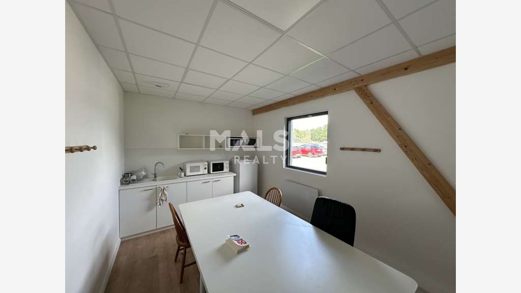 AV magnifique bâtiment 1150m² St-Clair-de-la-Tour