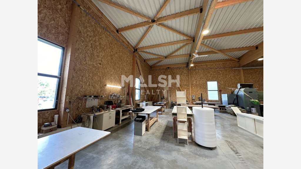 AV magnifique bâtiment 1150m² St-Clair-de-la-Tour