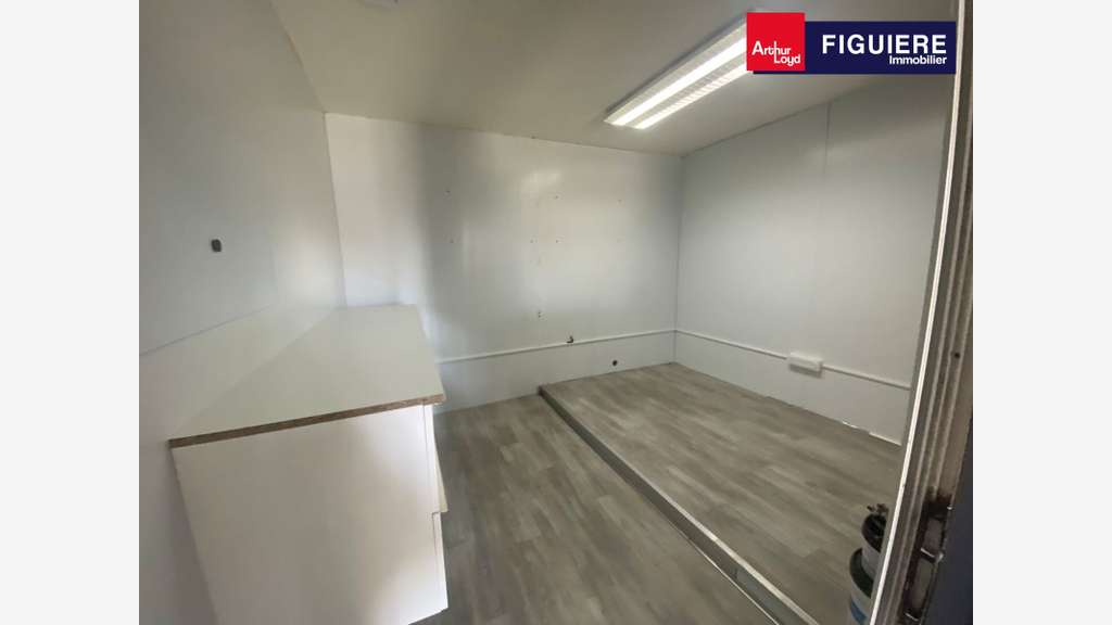 AV bâtiment indépendant 382m² Zone du Tubé Istres