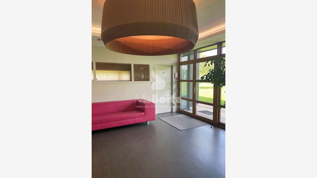 AV bâtiment rénové 935m² à 10 mn de St Etienne