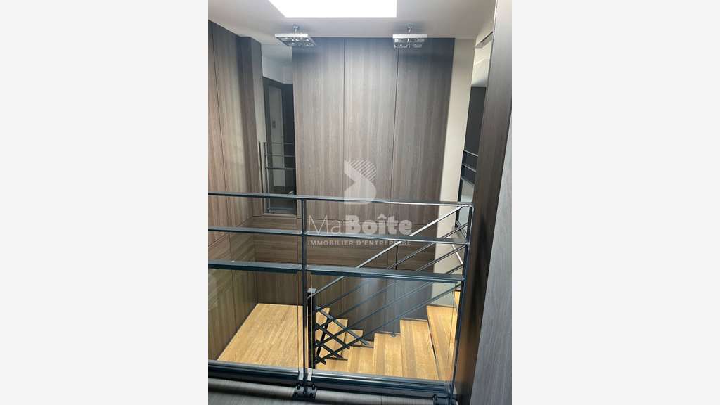 AV bâtiment rénové 935m² à 10 mn de St Etienne