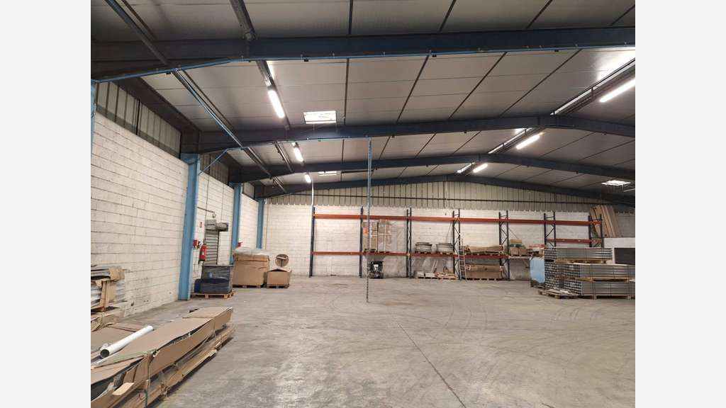 Vente locaux loués 1800m² à Puget-sur-Argens