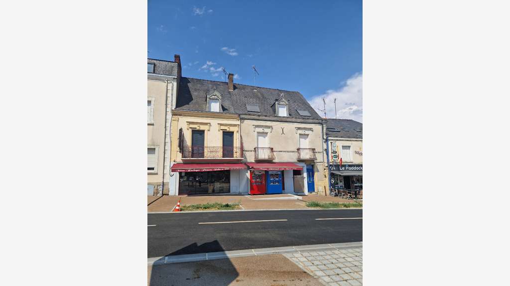 A vendre murs avec appartement à Chateau Gontier