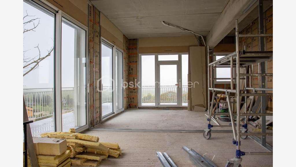 Plateau de 60 m² avec baies vitrées et vue d