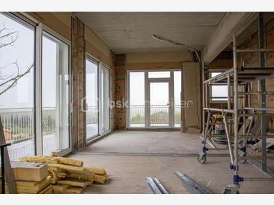 Plateau de 60 m² avec baies vitrées et vue d