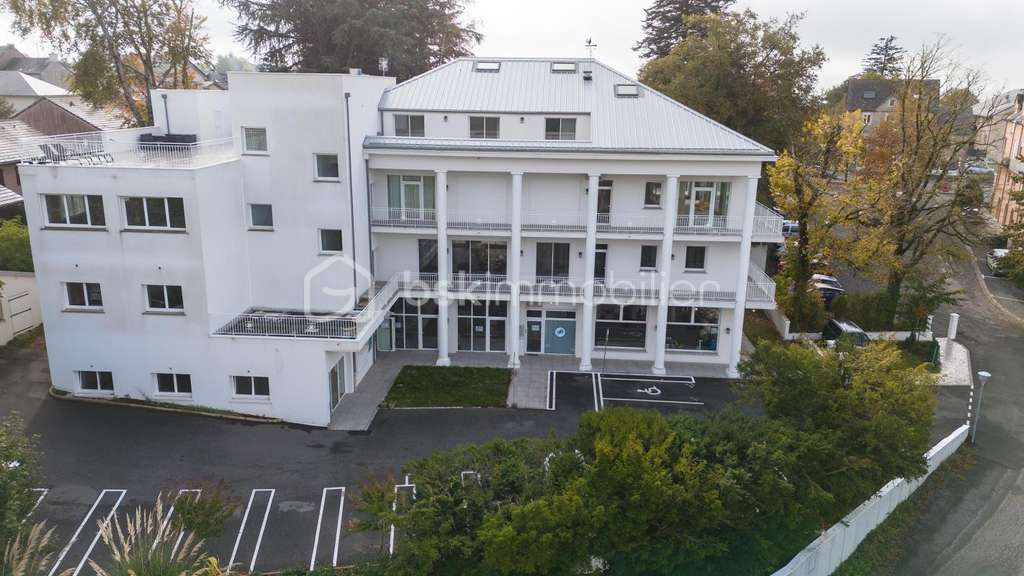 Plateau de 60 m² avec baies vitrées et vue d