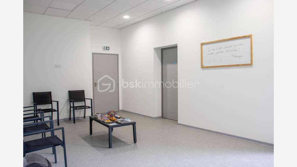 Plateau de 60 m² avec baies vitrées et vue d