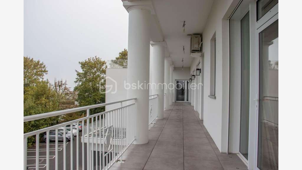 Plateau de 60 m² avec baies vitrées et vue d