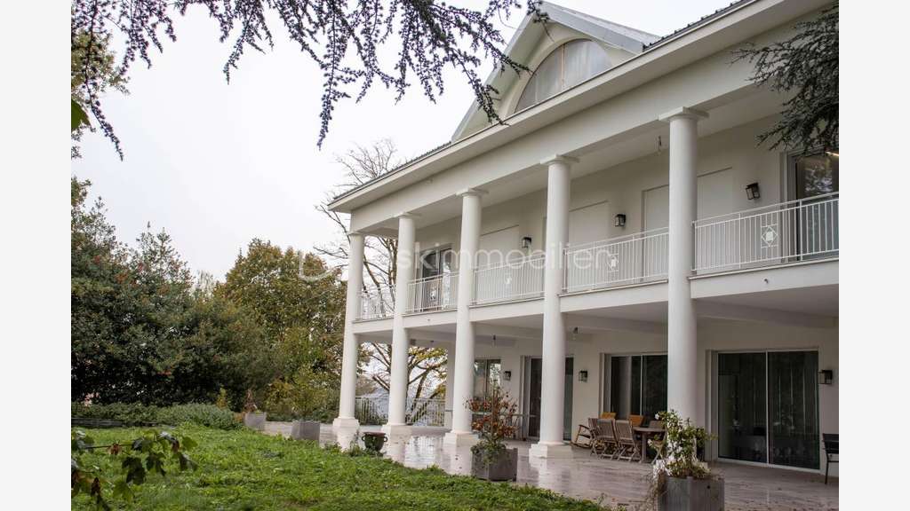 Plateau de 60 m² avec baies vitrées et vue d