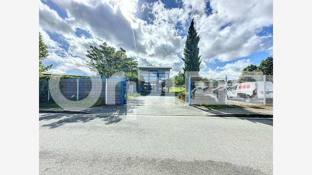 BUREAU à vendre dans le 03