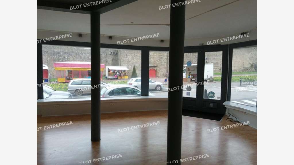 À VENDRE - LOCAL COMMERCIAL / BUREAUX - HENNEBONT 