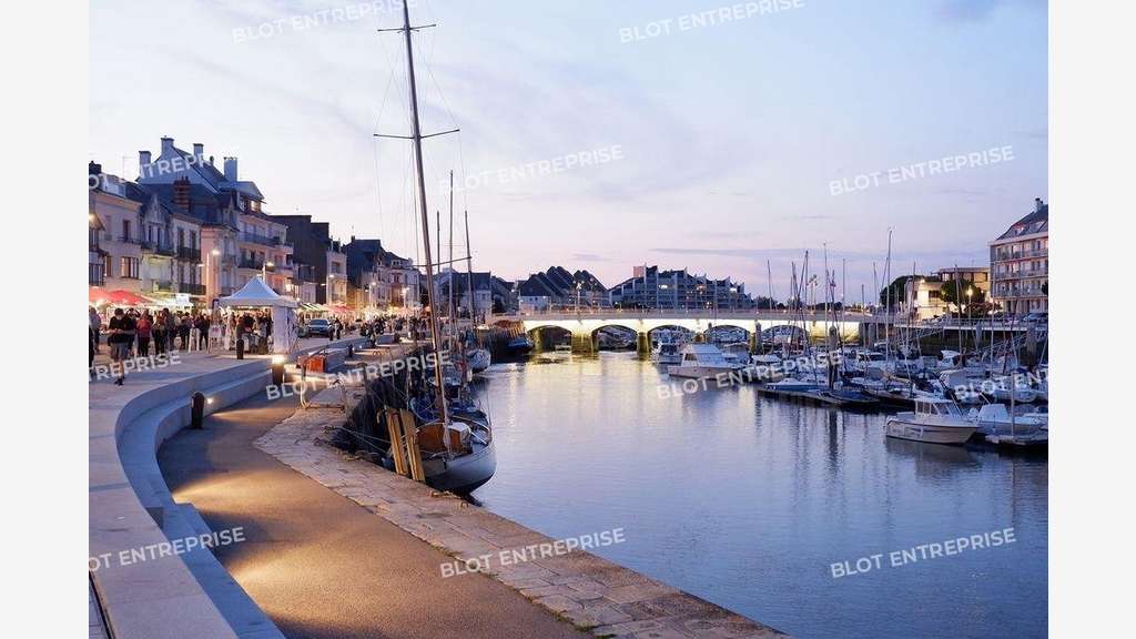 À VENDRE - BUREAUX - LOCAUX COMMERCIAUX - 219 M² -