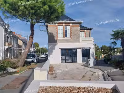 À VENDRE - BUREAUX - LOCAUX COMMERCIAUX - 219 M² -