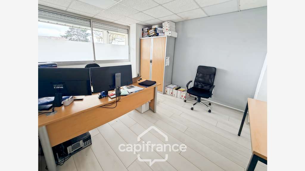 LOCAUX COMMERCIAUX / BUREAUX 250m²