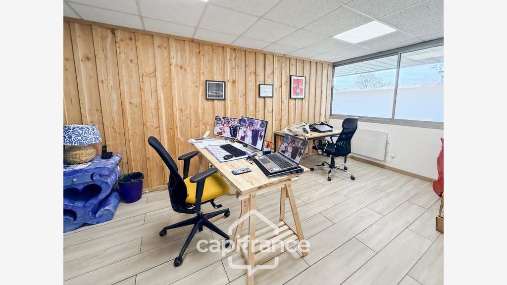 LOCAUX COMMERCIAUX / BUREAUX 250m²
