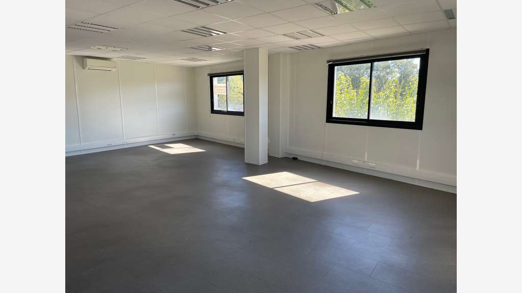 Vente bureaux état neuf de 140m² à Martillac
