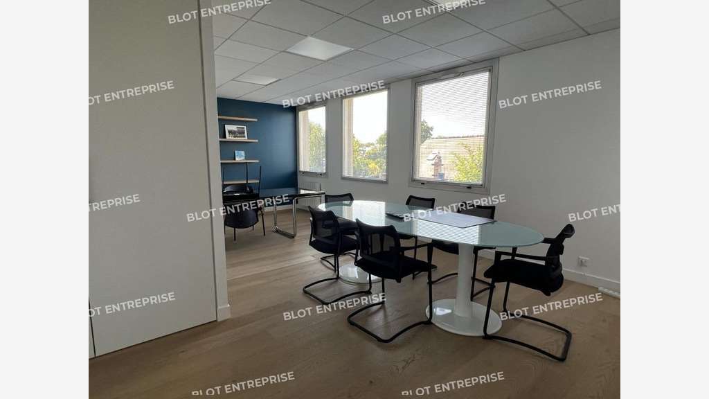 A vendre bureaux 1 368m² accès PMR à Montgermont