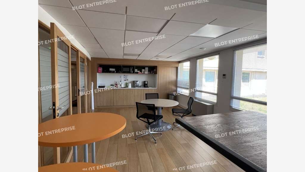 A vendre bureaux 1 368m² accès PMR à Montgermont