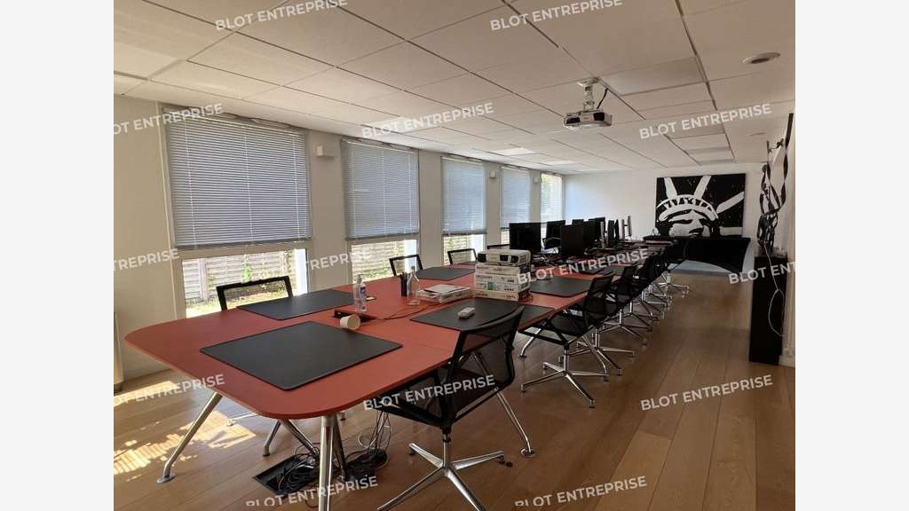 A vendre bureaux 1 368m² accès PMR à Montgermont