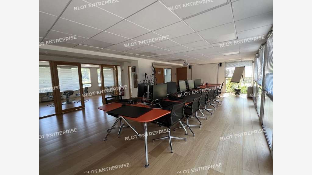 A vendre bureaux 1 368m² accès PMR à Montgermont