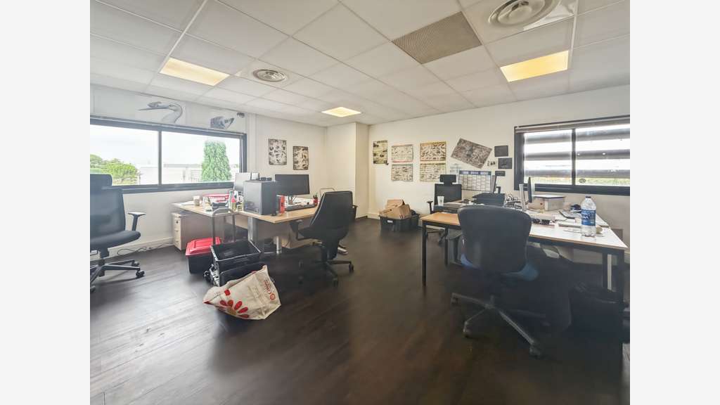 Bureaux de 271m2 + 11 parking extérieurs - Parc d'