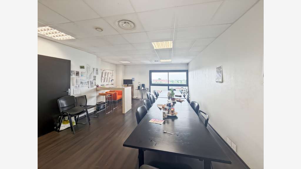 Bureaux de 271m2 + 11 parking extérieurs - Parc d'