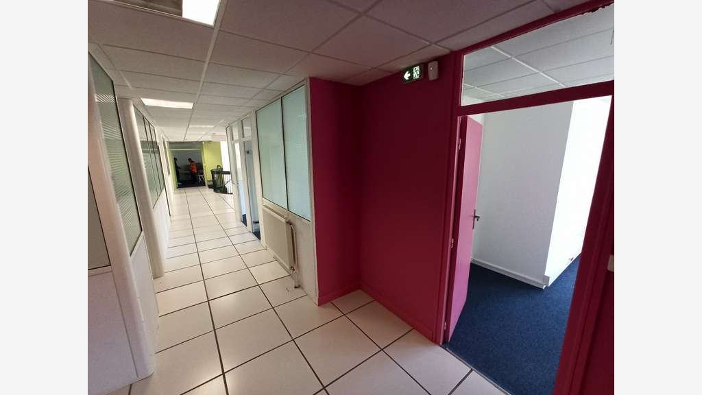 VENTE BUREAUX 1.360m² & ACTIVITÉS 680m², Proche LI