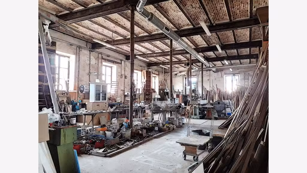 Cède 4 200m² de bâtiments à Provins centre