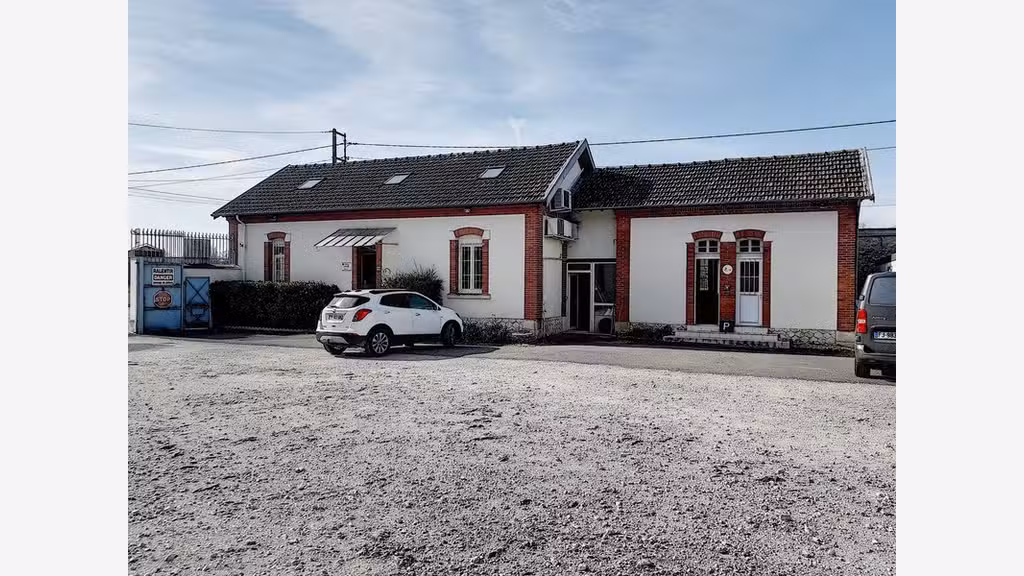 Cède 4 200m² de bâtiments à Provins centre