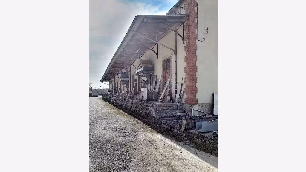 Cède 4 200m² de bâtiments à Provins centre