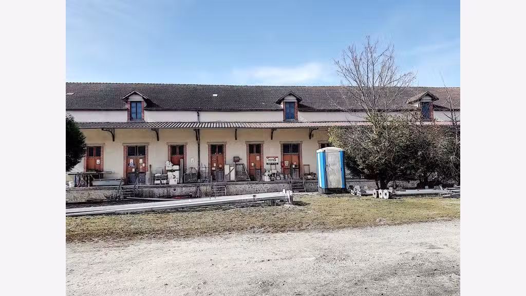 Cède 4 200m² de bâtiments à Provins centre