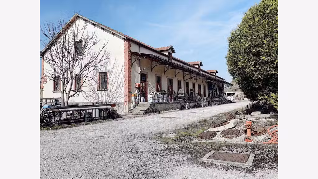 Cède 4 200m² de bâtiments à Provins centre