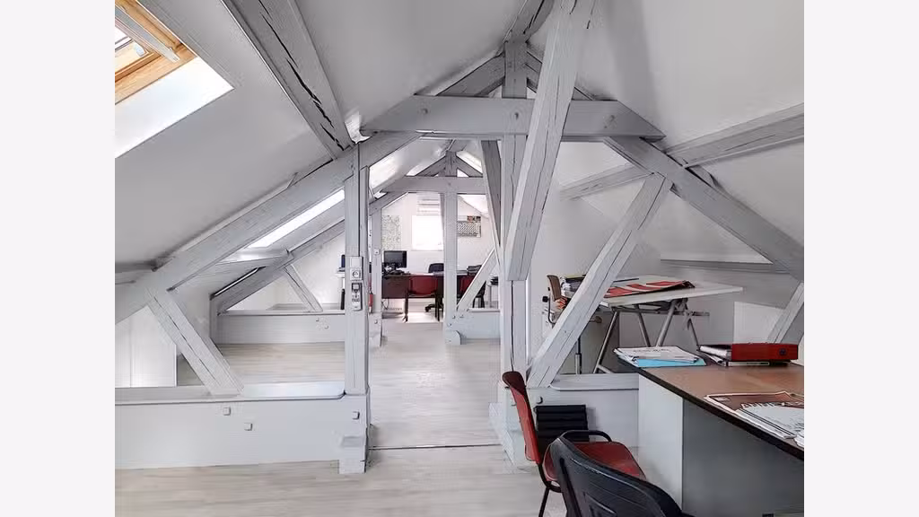 Cède 4 200m² de bâtiments à Provins centre