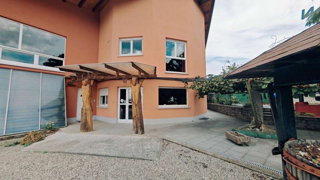 Ensemble immobilier professionnel avec hall de