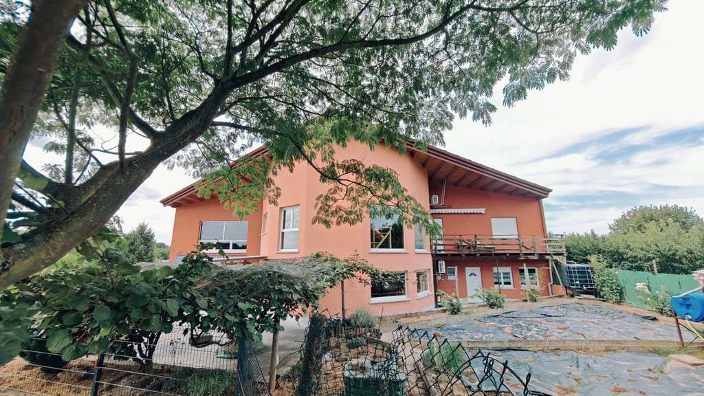 Ensemble immobilier professionnel avec hall de