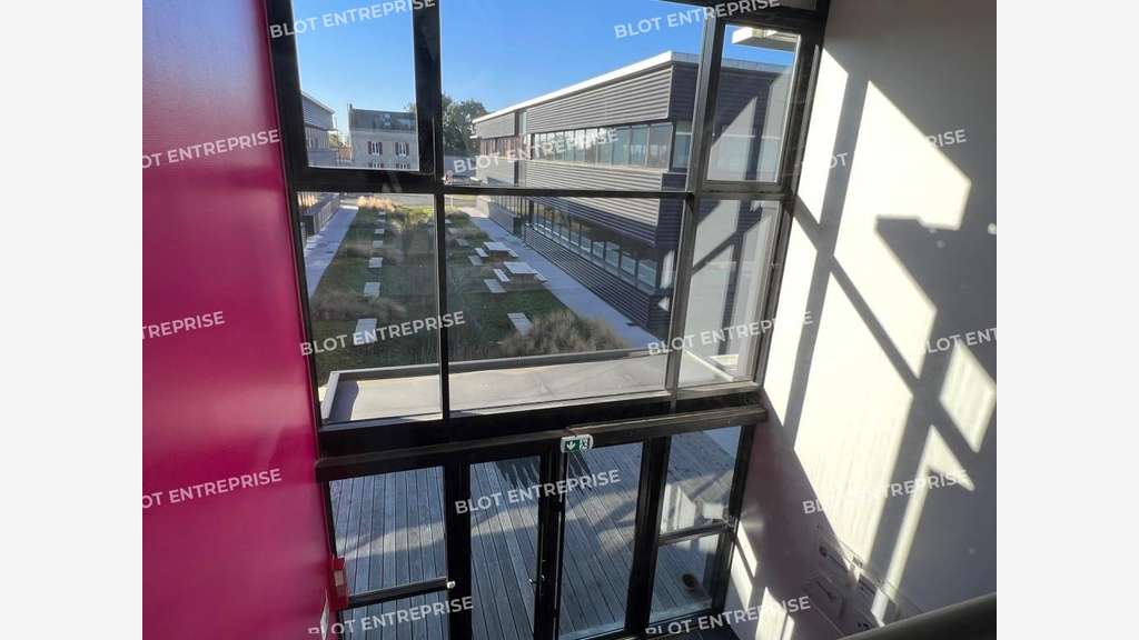 À VENDRE / À LOUER - BUREAUX 728 m² - SAINT HE