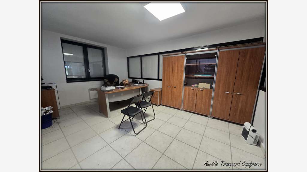 Local/ Atelier + bureau À VENDRE - de 508 m² avec 