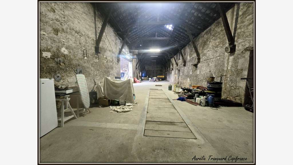Local/ Atelier + bureau À VENDRE - de 508 m² avec 